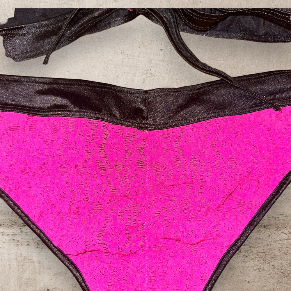 
                      
                        RARE Y2K Scrunch Butt Bikini Set - Vintage Hot Pink Lace & Black Trim | MEDIUM
                      
                    